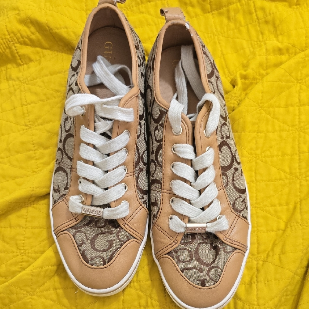 GUESS Womens Beige and White Logo Sneakers size 9